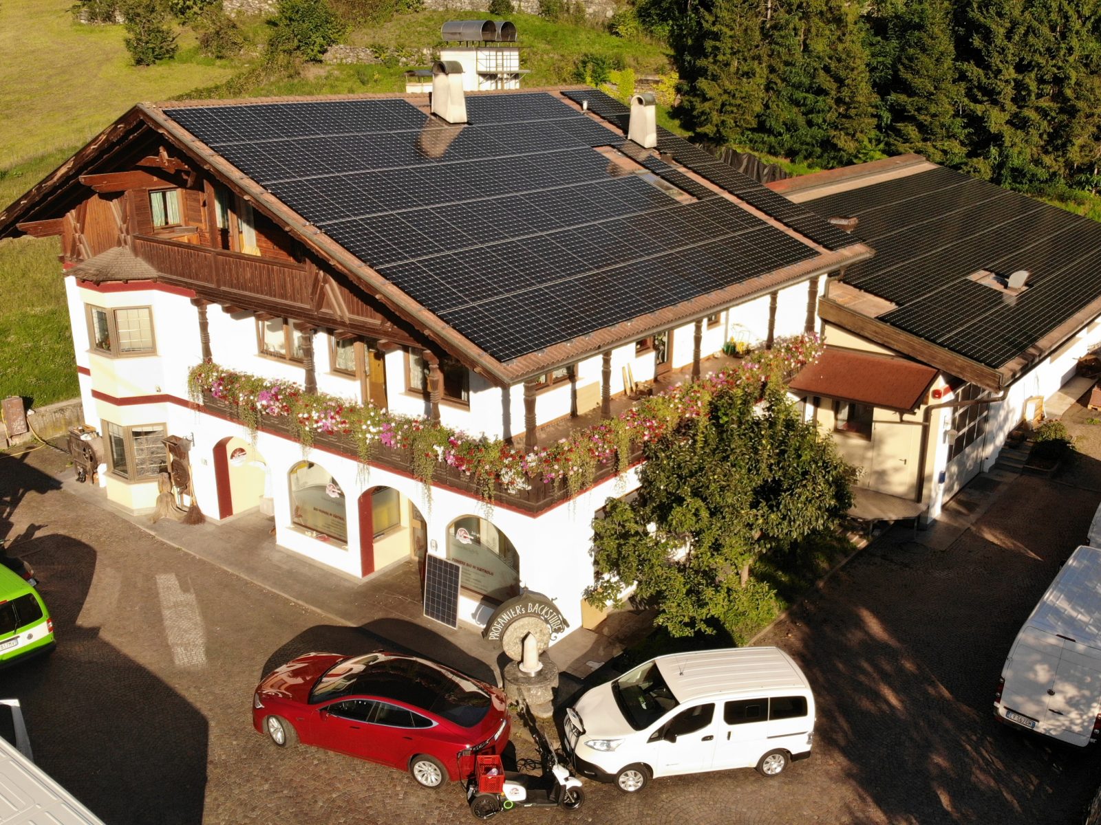 Die Solaranlagen am Dach produzieren einen Teil der benötigten Energie für den Fuhrpark.